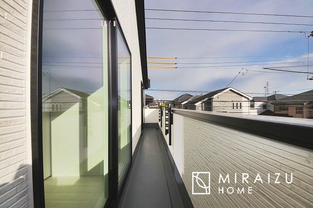 【バルコニー】 | 暮らしやすさを考えたプランで快適な現地ロケーションを実現。安らぎに満たされる、ゆとりのある日々を過ごせます♪