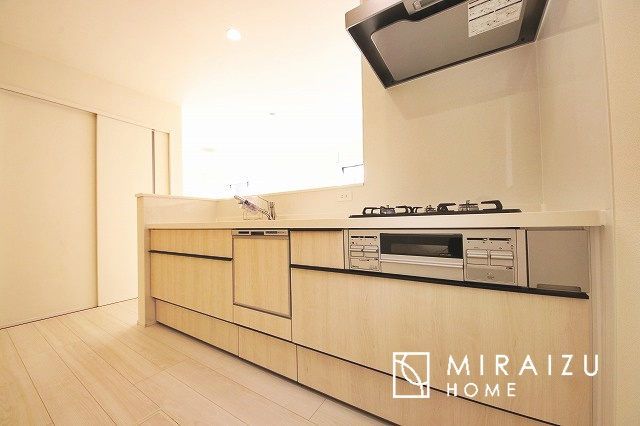 【キッチン】 | 広々としたキッチンは大きな深型シンク、3口コンロ、換気扇、大きなお鍋から小物まで取り出しやすさを考えられた引き出し収納の付いたシステムキッチンです。