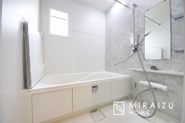 【浴室】 | お子さんとわいわいと楽しいバスタイムもよし、一人でゆったりと入るのもよし、浴室換気乾燥機付きのユニットバス。お洗濯物を干せるだけでなく、カビ防止にもなります。