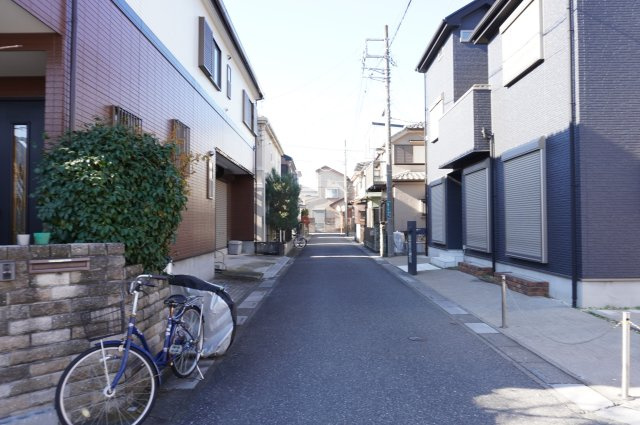草加市清門2丁目 中古戸建の前面道路含む現地写真