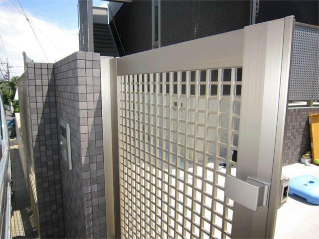 川崎市多摩区西生田３丁目のアパートのエントランス