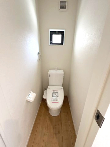 【トイレ】 | 福岡市南区皿山1丁目1期　1号棟（全1棟）【仲介手数料無料・0円】 | 施工例。1階のトイレです。施工例は完成時と異なる場合があります。