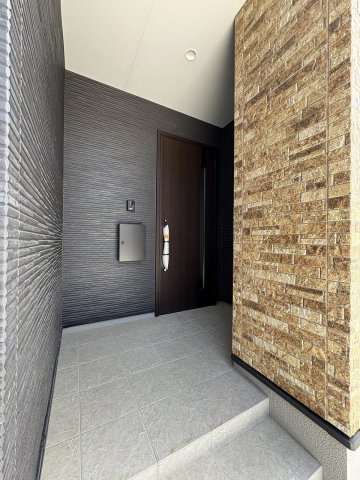 【玄関】 | 福岡市南区皿山1丁目1期　1号棟（全1棟）【仲介手数料無料・0円】 | 施工例。施工例は完成時と異なる場合があります。