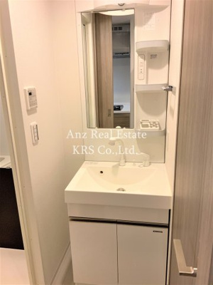 【洗面所】 | クレストコート靱公園 | すっきりデザインの縦型照明付き洗面化粧台♪