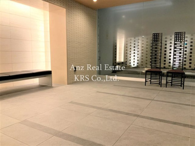 【ロビー】 | クレストコート靱公園 | 広々としたロビーには腰を掛けられるスペースもあります♪