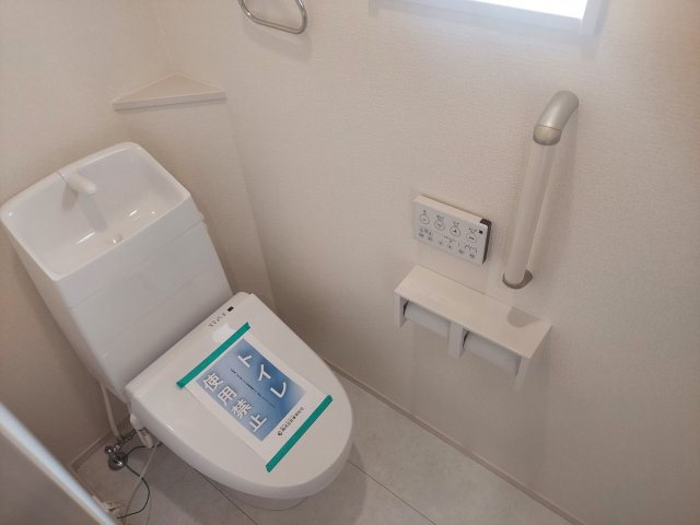 宝塚市泉町新築一戸建のトイレ|2階トイレ　温水洗浄便座付き