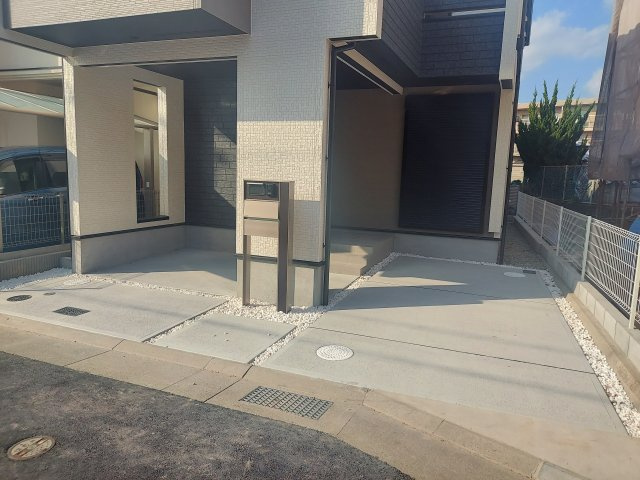 宝塚市泉町新築一戸建の駐車場