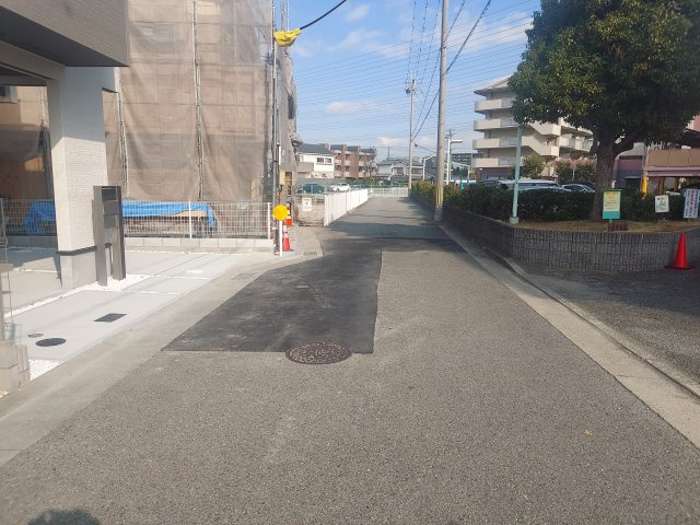 宝塚市泉町新築一戸建の前面道路含む現地写真