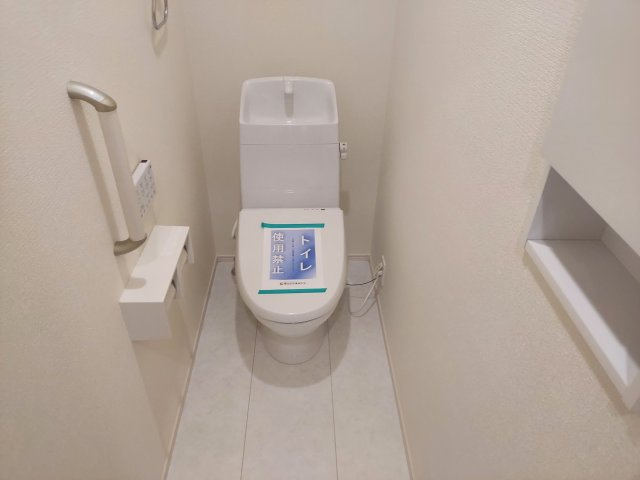 宝塚市泉町新築一戸建のトイレ|1階トイレ　温水洗浄便座付き