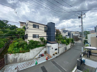 【展望】 | 空が広く感じられる住宅街のロケーション。周辺の建物との距離感が適度に保たれており、プライバシーを守りながら落ち着いて暮らせます。この街ならではの穏やかな時の流れを体感してください！