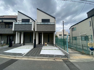 【外観】 | シャープな屋根ラインが目を引くスタイリッシュな新築外観。前面にはすっきりと舗装されたカースペースを確保し、毎日の愛車の出し入れやお子様を連れての乗り降りもスムーズに行えます♪