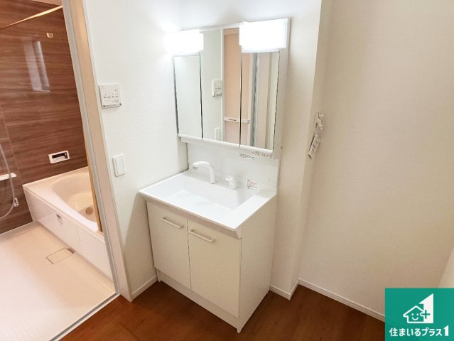 加古川市加古川町中津　第19期　新築一戸建ての独立洗面台|清潔感のある洗面台です。フラットな鏡は掃除がしやすく毎日清潔！鏡裏には収納があるのでスッキリとした洗面台が保てます。