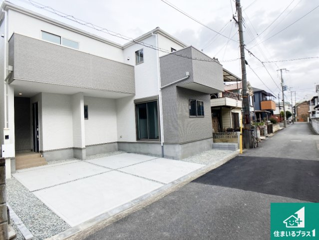 加古川市加古川町中津　第19期　新築一戸建ての前面道路含む現地写真|周辺は閑静な住宅街！前面道路広々で車の出し入れも便利です。駐車が苦手な方でも安心して車庫入れできます！