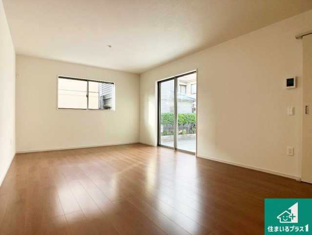 加古川市加古川町中津　第19期　新築一戸建ての居間・リビング|日当たり良好の明るいリビングで朝の目覚めもスッキリできそう！対面キッチンでご家族のコミュニケーションも自然と増える設計！小さなお子様が遊ぶスペースを作っても広々とくつろげるLDK！