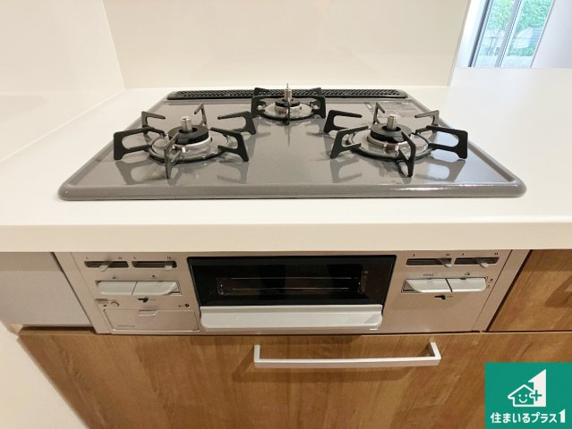 加古川市加古川町中津　第19期　新築一戸建ての設備|ダブル高火力Ｓｉセンサー付きコンロ！３口あるので、まとめて料理をする時も大活躍！