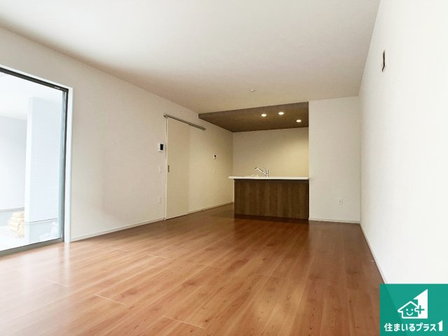 加古川市加古川町中津　第19期　新築一戸建ての居間・リビング|日当たり良好の明るいリビングで朝の目覚めもスッキリできそう！対面キッチンでご家族のコミュニケーションも自然と増える設計！小さなお子様が遊ぶスペースを作っても広々とくつろげるLDK！