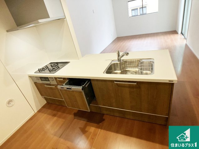 加古川市加古川町中津　第19期　新築一戸建てのキッチン|子供を見守りながらお料理が出来るため家族のコミュニケーションか増えます♪スペースが広く確保されている為お子様が大きくなったときは一緒に料理を楽しめます♪