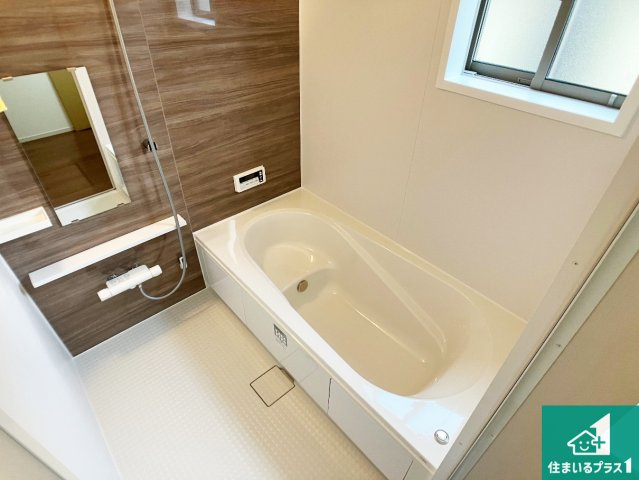 加古川市加古川町中津　第19期　新築一戸建ての浴室|足をゆったり伸ばして寛げる浴槽です。窓が設けられていますので差し込む光が明るく穏やかな雰囲気にしてくれます♪浴室乾燥機も設置しているので、雨の日の洗濯物も安心です♪