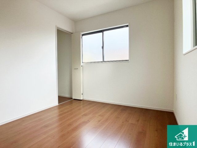 加古川市加古川町中津　第19期　新築一戸建ての洋室|寝室は心地よい眠りについてもらいたくて、シンプルかつ開放的な空間な設計にしています！大きな窓から差し込む日が心地いいです♪