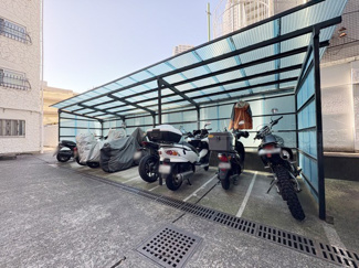 【駐車場】 | バイク置き場。空き区画の有無や駐輪料金、サイズおよび排気量規定などについては、改めてお問い合わせください。～即日のご見学可能～　お問合せはお気軽にどうぞ。