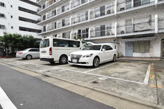 【駐車場】 | マンションの駐車場スペース。空きの有無や駐車料金、サイズ規定などについては、改めてお問い合わせください。～即日のご見学可能～　お問合せはお気軽にどうぞ。
