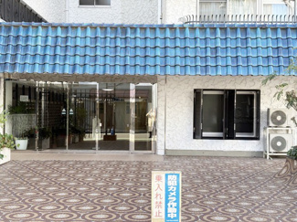 【エントランス】 | お客様を、そして住人を出迎えてくれるマンションのエントランス。ゴミが落ちていないことからも、管理状態の良さや住民の節度の高さが見て取れます。～即日のご見学可能～　お問合せはお気軽にどうぞ。
