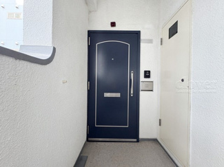 【その他共用部分】 | 皆様をお迎えする、お部屋の玄関ドア。開けやすさや開放角度、ドアノブの操作しやすさや鍵の形状などを、現地で一度ご確認ください。～即日のご見学可能～　お問合せはお気軽にどうぞ。