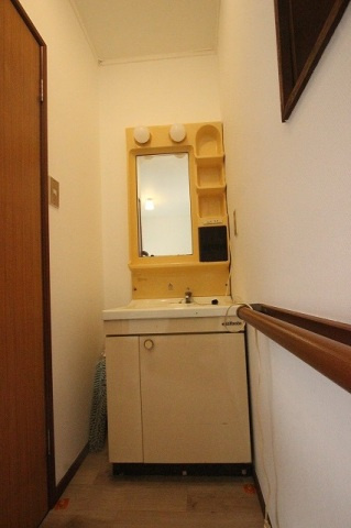 下田アパートの独立洗面台