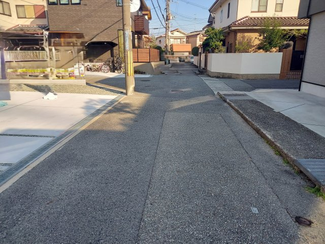 宝塚市南ひばりガ丘1丁目新築一戸建の前面道路含む現地写真|南側道路