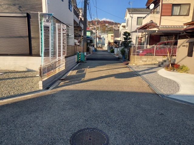宝塚市南ひばりガ丘1丁目新築一戸建の前面道路含む現地写真|東側道路