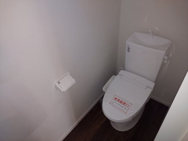 宝塚市南ひばりガ丘1丁目新築一戸建のトイレ|1階トイレ　温水洗浄便座付き