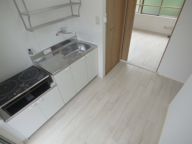 マンション平和の居間・リビング|キッチンスペースゆったり使えます