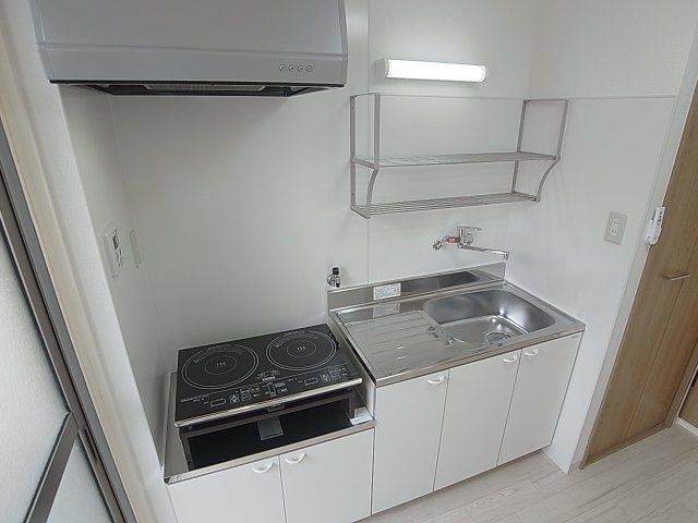 マンション平和のキッチン|2口ＩＨコンロを導入の広々キッチン