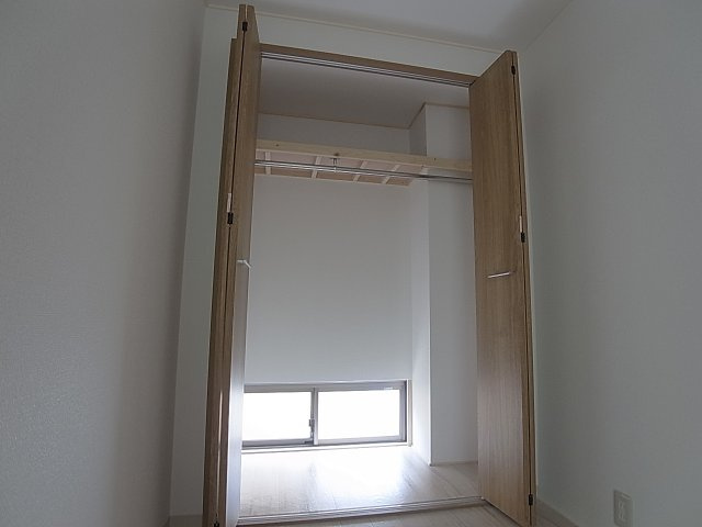 マンション平和の収納|クローゼット収納、換気の窓も有ります