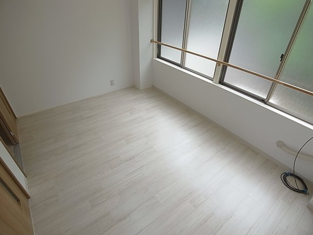 マンション平和の洋室|明るい綺麗な洋室6帖