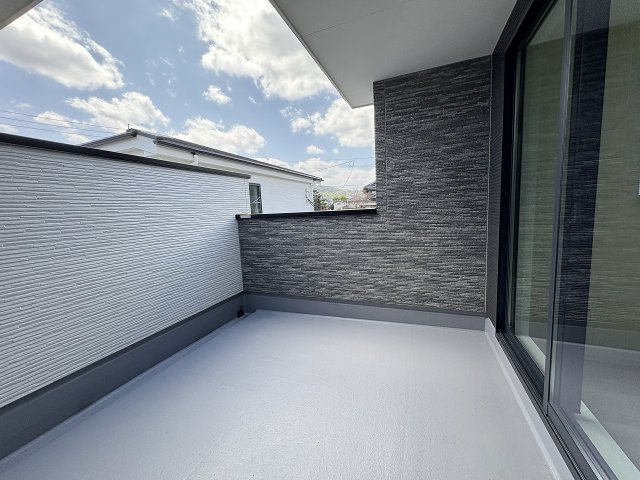 【バルコニー】 | 福岡市南区警弥郷2丁目3期　1号棟（全2棟）【仲介手数料無料・0円】 | 施工例。施工例は完成時と異なる場合があります。