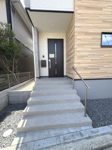 【玄関】 | 福岡市南区警弥郷2丁目3期　1号棟（全2棟）【仲介手数料無料・0円】 | 現地写真。