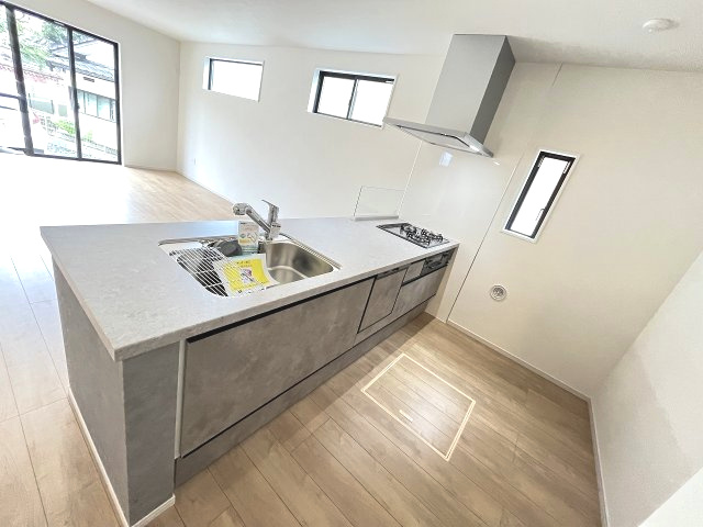 【キッチン】 | 福岡市南区警弥郷2丁目3期　1号棟（全2棟）【仲介手数料無料・0円】 | 施工例。施工例は完成時と異なる場合があります。
