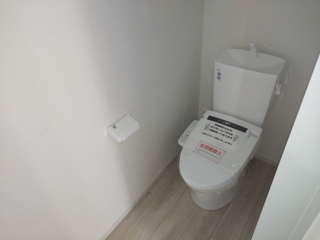 宝塚市南ひばりガ丘1丁目新築一戸建のトイレ|2階トイレ　温水洗浄便座付き