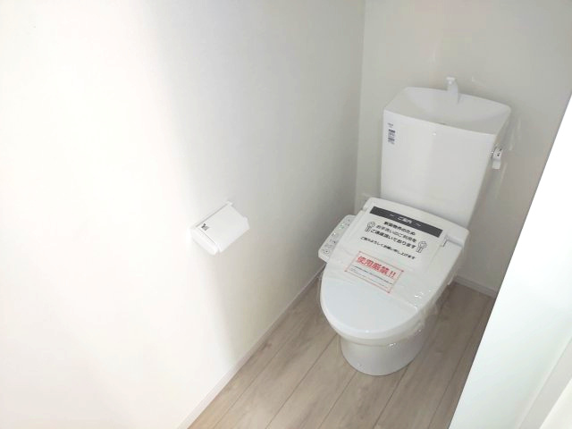 宝塚市南ひばりガ丘1丁目新築一戸建のトイレ|2階トイレ　温水洗浄便座付き