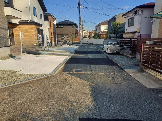 宝塚市南ひばりガ丘1丁目新築一戸建の前面道路含む現地写真|南側道路