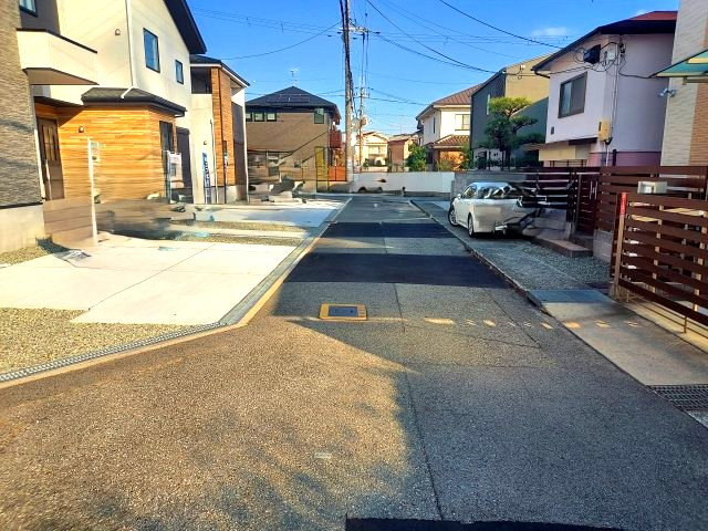 宝塚市南ひばりガ丘1丁目新築一戸建の前面道路含む現地写真|南側道路