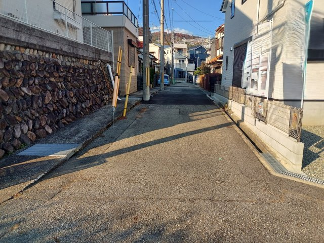 宝塚市南ひばりガ丘1丁目新築一戸建の前面道路含む現地写真|西側道路