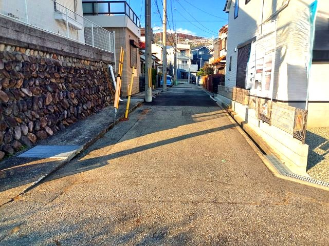 宝塚市南ひばりガ丘1丁目新築一戸建の前面道路含む現地写真|西側道路