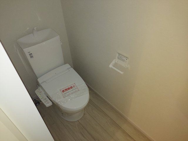 宝塚市南ひばりガ丘1丁目新築一戸建のトイレ|1階トイレ　温水洗浄便座付き