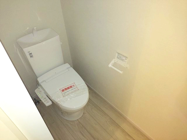 宝塚市南ひばりガ丘1丁目新築一戸建のトイレ|1階トイレ　温水洗浄便座付き