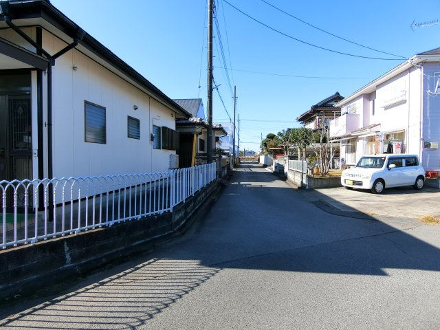 茂原市六ツ野中古戸建の前面道路含む現地写真