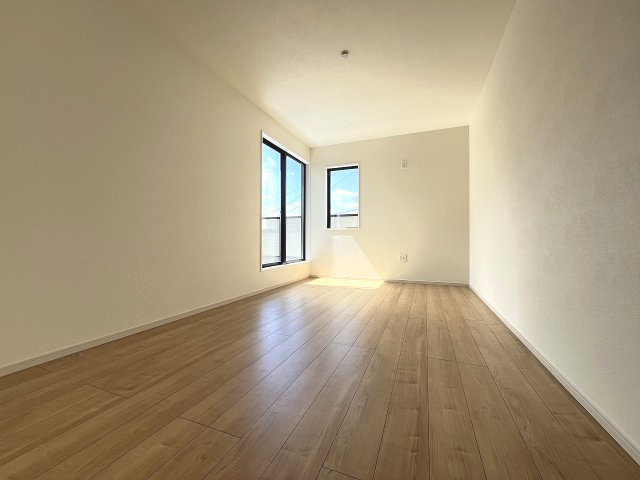 【寝室】 | 福岡市南区警弥郷2丁目3期　2号棟（全2棟）【仲介手数料無料・0円】 | 現地写真。2階主寝室です。