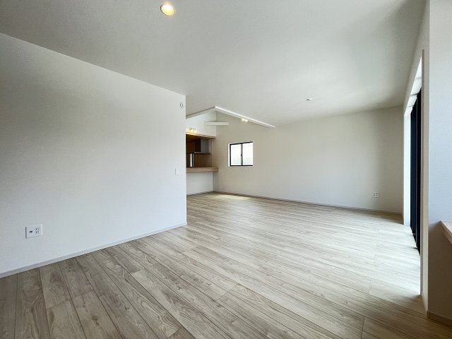 【居間・リビング】 | 福岡市南区警弥郷2丁目3期　2号棟（全2棟）【仲介手数料無料・0円】 | 施工例。施工例は完成時と異なる場合があります。