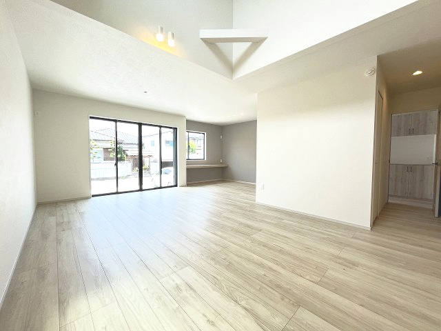 【内装】 | 福岡市南区警弥郷2丁目3期　2号棟（全2棟）【仲介手数料無料・0円】 | 施工例。リビングです。施工例は完成時と異なる場合があります。